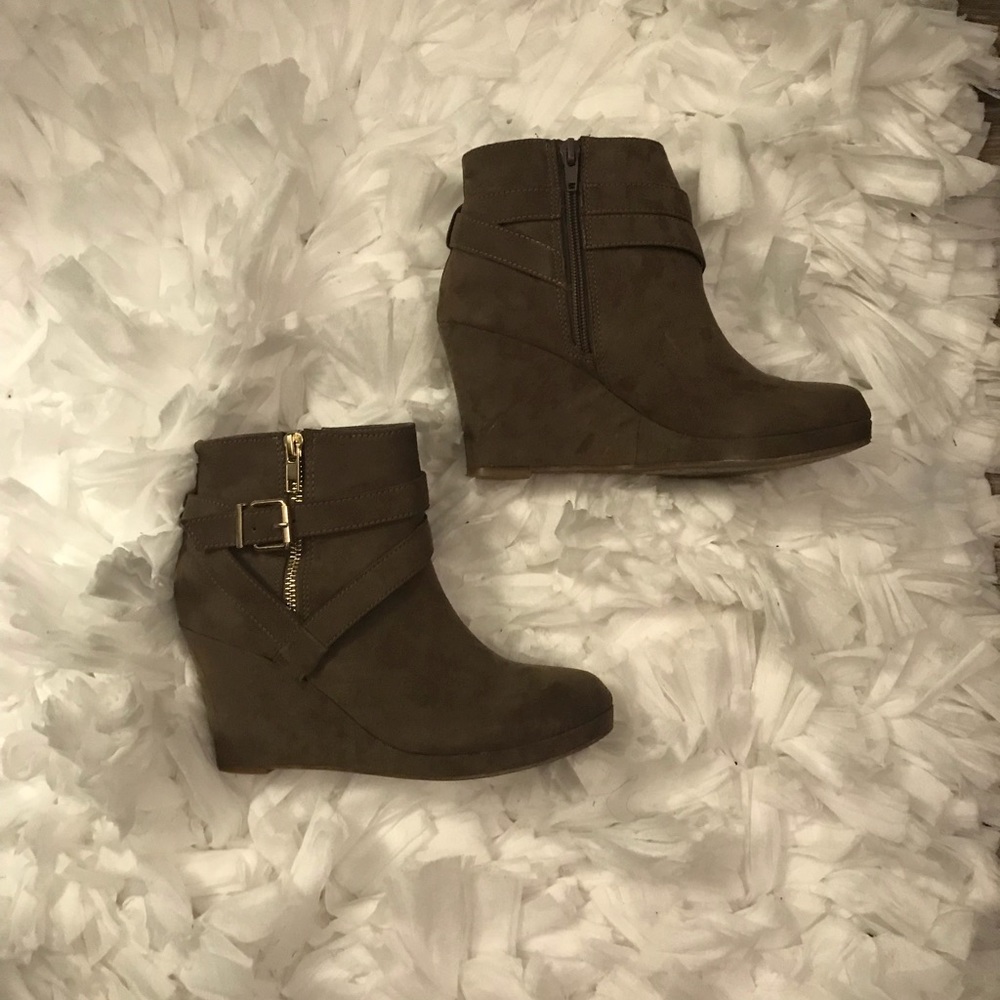 Taupe colored Booties Size 6